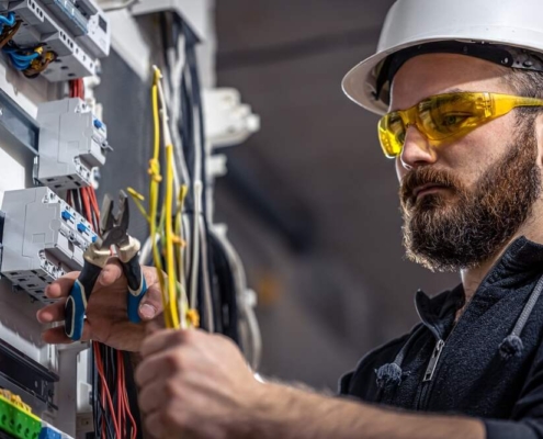 Tendințe actuale în carieră: De ce ar trebui să deveniți un electrician 4 current-career-trends:-why-you-should-become-an-electrician